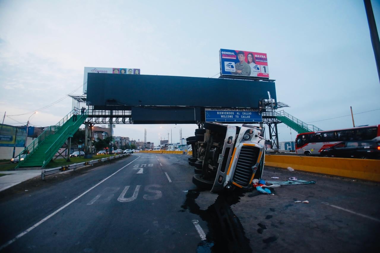 Otros vehículos tuvieron que desplazarse por la vía auxiliar ante la restricción de tránsito.