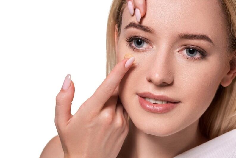 El uso simultáneo de maquillaje y lentes de contacto puede dañar la córnea si no se siguen medidas de higiene ocular adecuadas, advierte la especialista Marleni Mendoza.