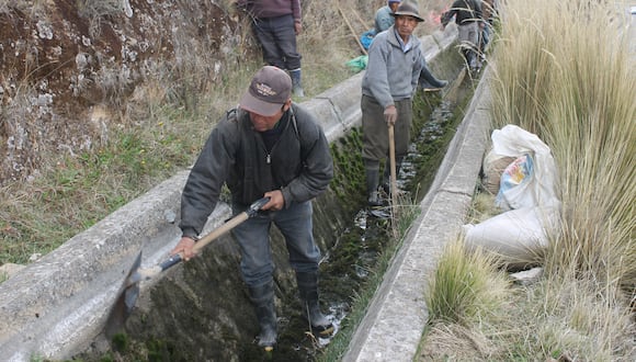 Hombres del campo, asesorados por especialistas del agro, administran sus recursos hídricos