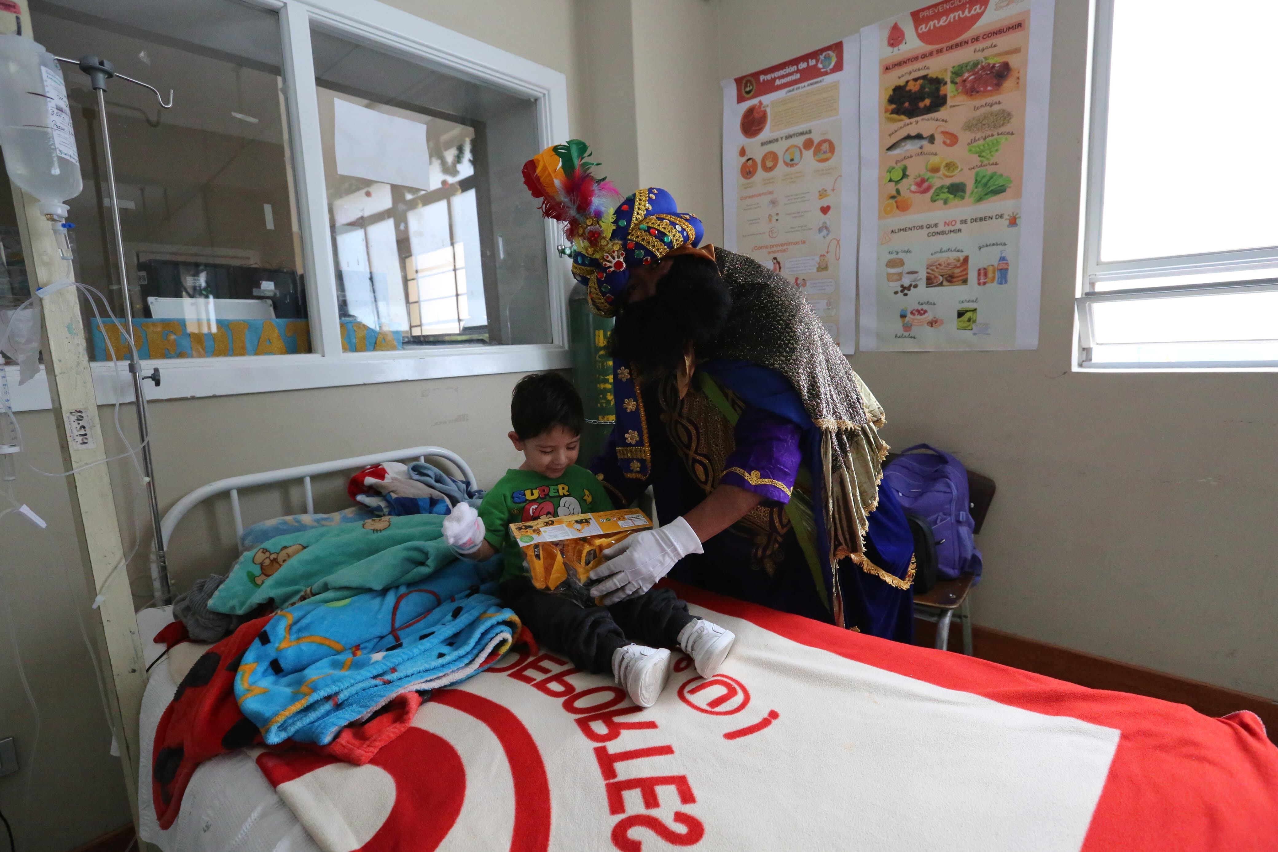 Reyes Magos entregan regalos. Foto: Leonardo Cuito.