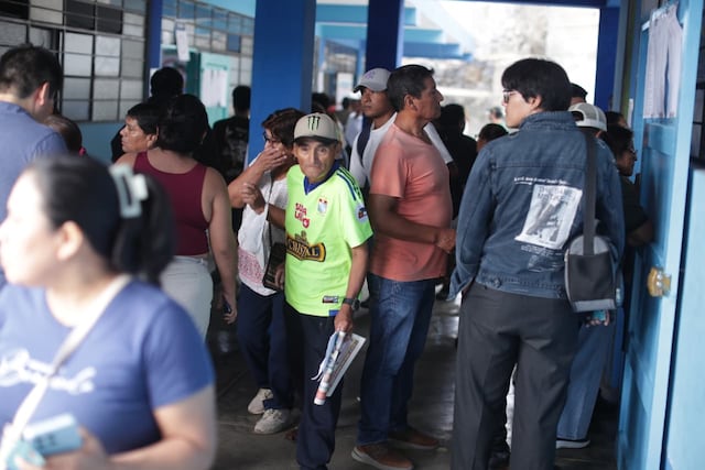 Se apertura las mesas de sufragio en el colegio San Luis Gonzaga de SJM, personas aún tienen quejas por el trabajo del personal de ONPE (Fotos: Julio Reaño/@photo.gec)