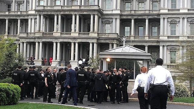 Gran alarma originó un hombre que se prendió fuego frente a la Casa Blanca (FOTOS)