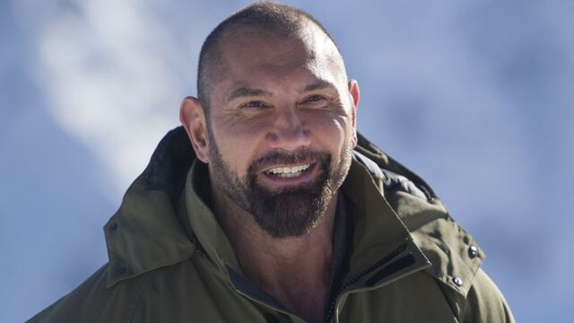 Dave Bautista ofrece recompensa para atrapar a sujeto que grabó el apellido de Donald Trump en un manatí