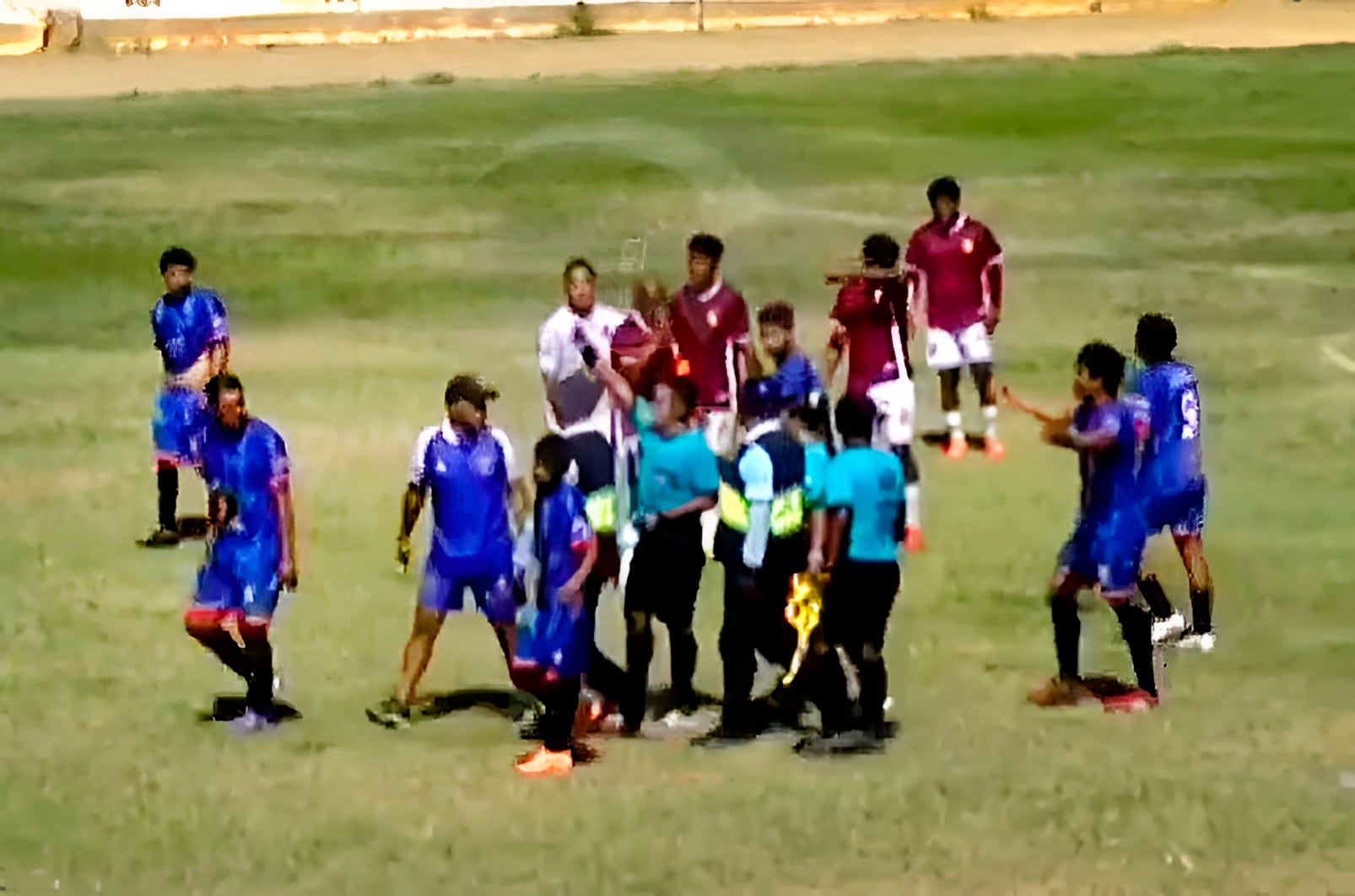 Hubo 4 expulsiones, que hizo que se paralizará el cotejo en Talara.