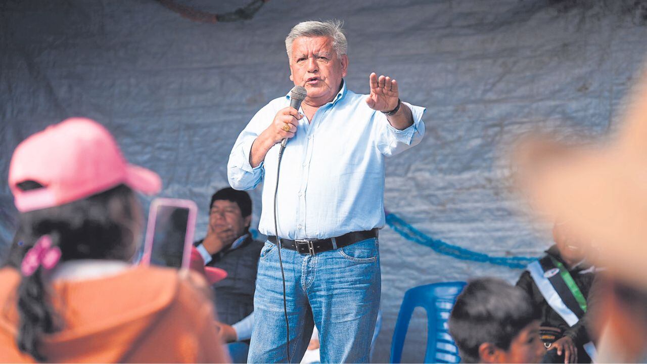 Carlos Calderón le dice al Consejo que deje a César Acuña ir a evento, pero al regreso le exija explicar lo aprendido.