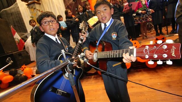 Escolares rinden homenaje a la música criolla en Cusco