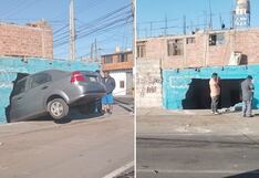 Tacna: Chocan dos vehículos en una esquina y uno se introduce en vivienda