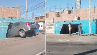 Tacna: Chocan dos vehículos en una esquina y uno se introduce en vivienda