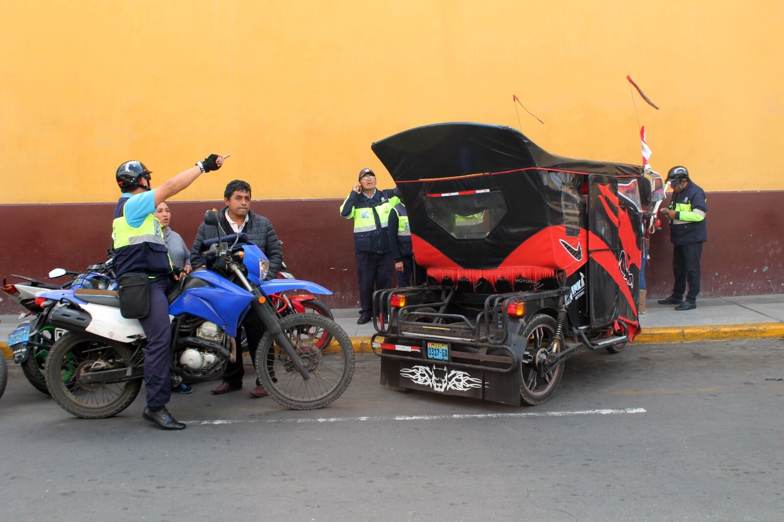 Mototaxis, motocars y trimotos están prohibidas de circular, excepto las que cargan mercancías, pero sin pasajeros.