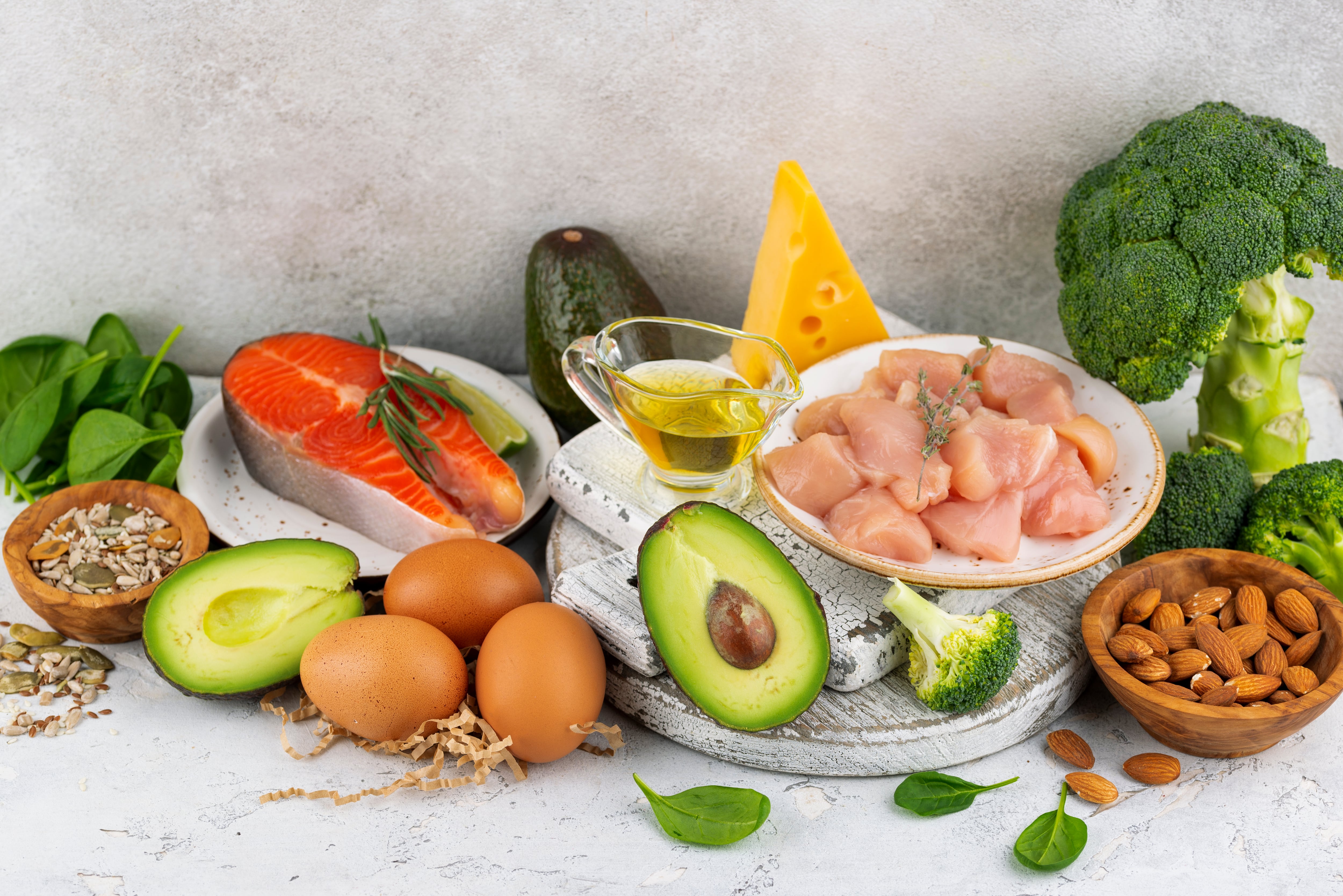 El nuevo enfoque alimentario promueve frutas, verduras, proteínas y granos integrales como base diaria, reduciendo azúcares agregados y productos ultraprocesados.