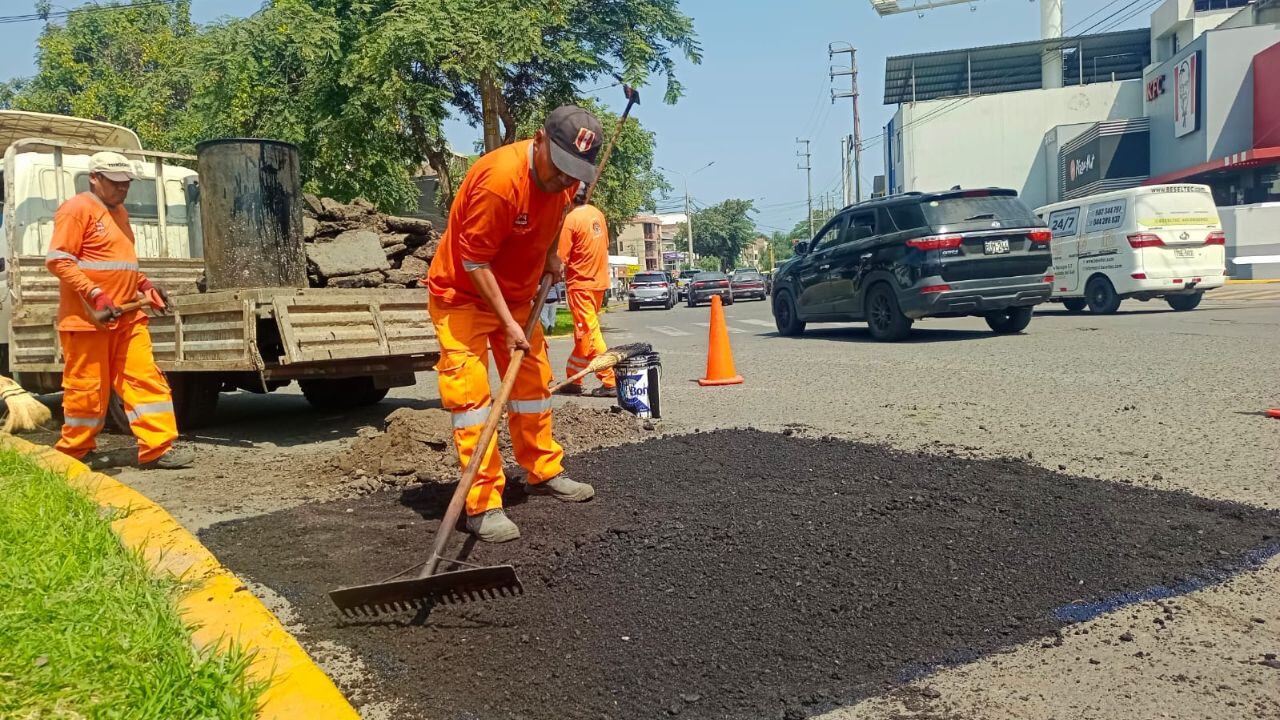 Con esta iniciativas, unidades con trabajadores del área de Obras de la Municipalidad de Trujillo reparan huecos de vías en algunas horas.