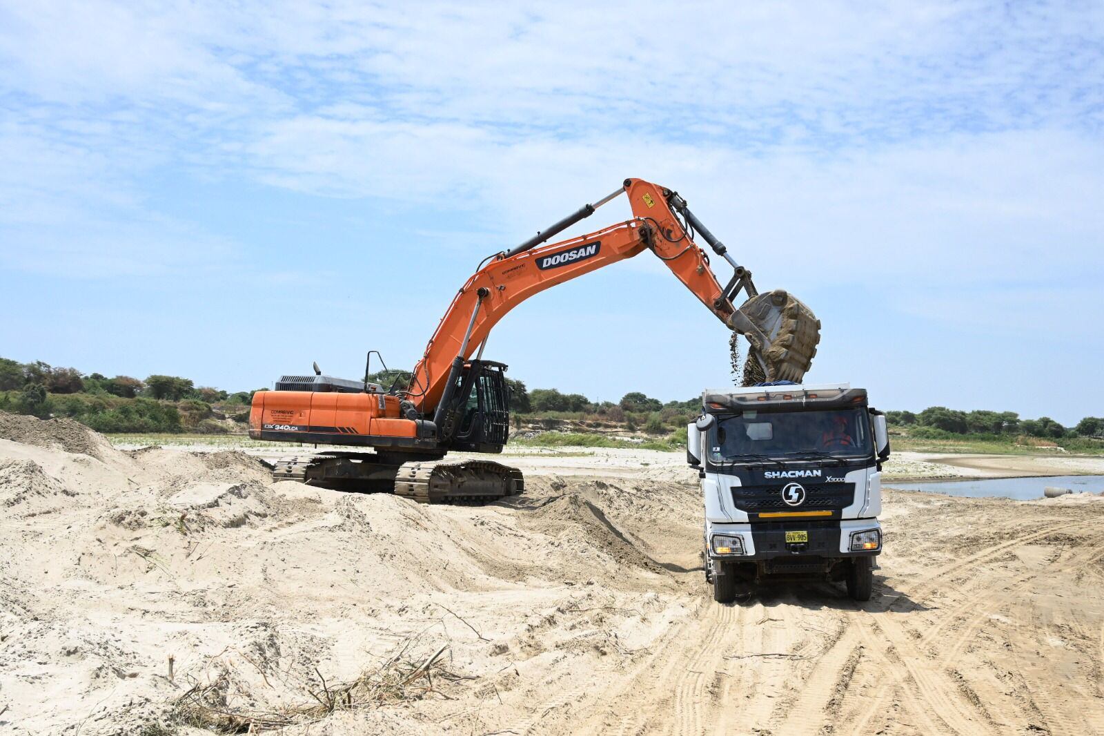 Continúan las labores de descolmatación del río Piura ante el anuncio del FEN