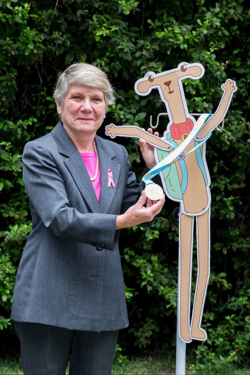 Silvia Miró Quesada, junto a Bobby, personaje creado por la periodista para ayudar a los niños a comprender de una forma lúdica cómo es el proceso del cáncer.