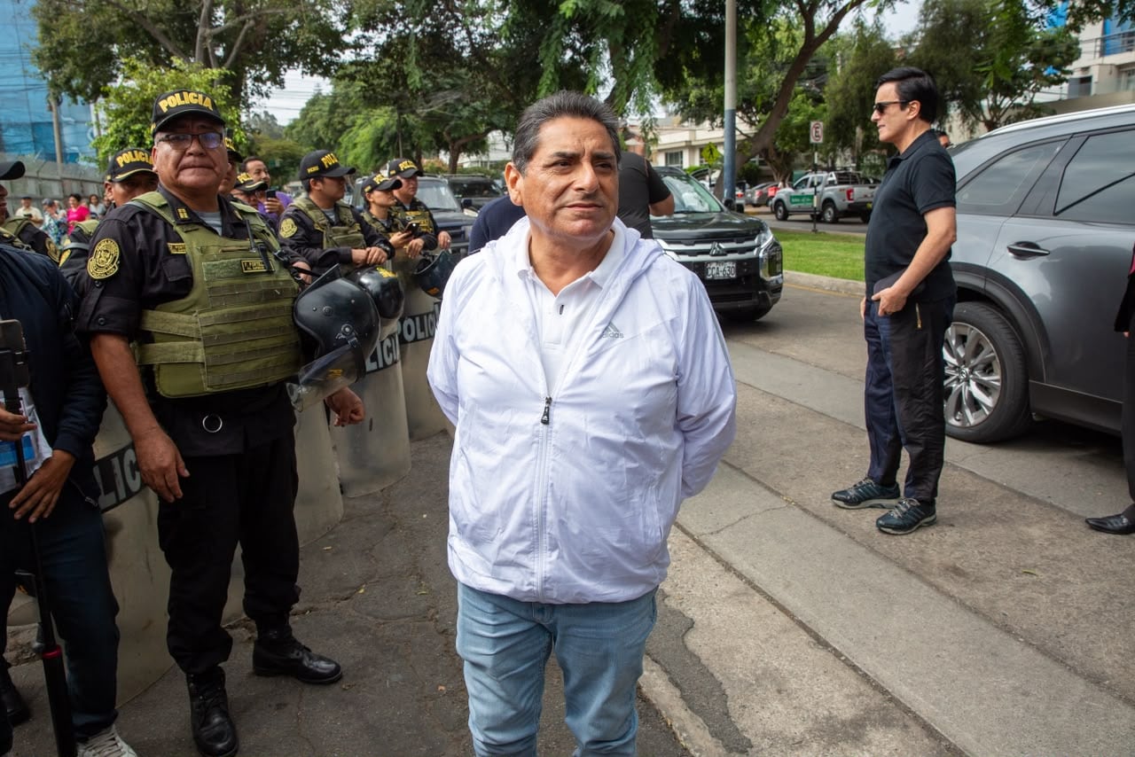 El exaspirante a la Presidencia informó que presentó su desafiliación ante la dirigencia del partido y el Jurado Nacional de Elecciones. Señaló que continuará promoviendo su mensaje político como ciudadano.