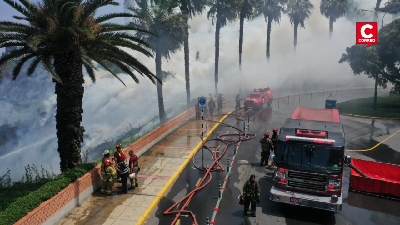 Incendio en Miraflores genera enorme nube de humo cerca de Larcomar y teleférico de la Costa Verde. Foto: Julio Reaño /@PHOTO.GEC