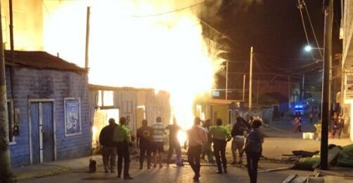 Policías y bomberos llegaron para atender la emergencia. (Foto: GEC)