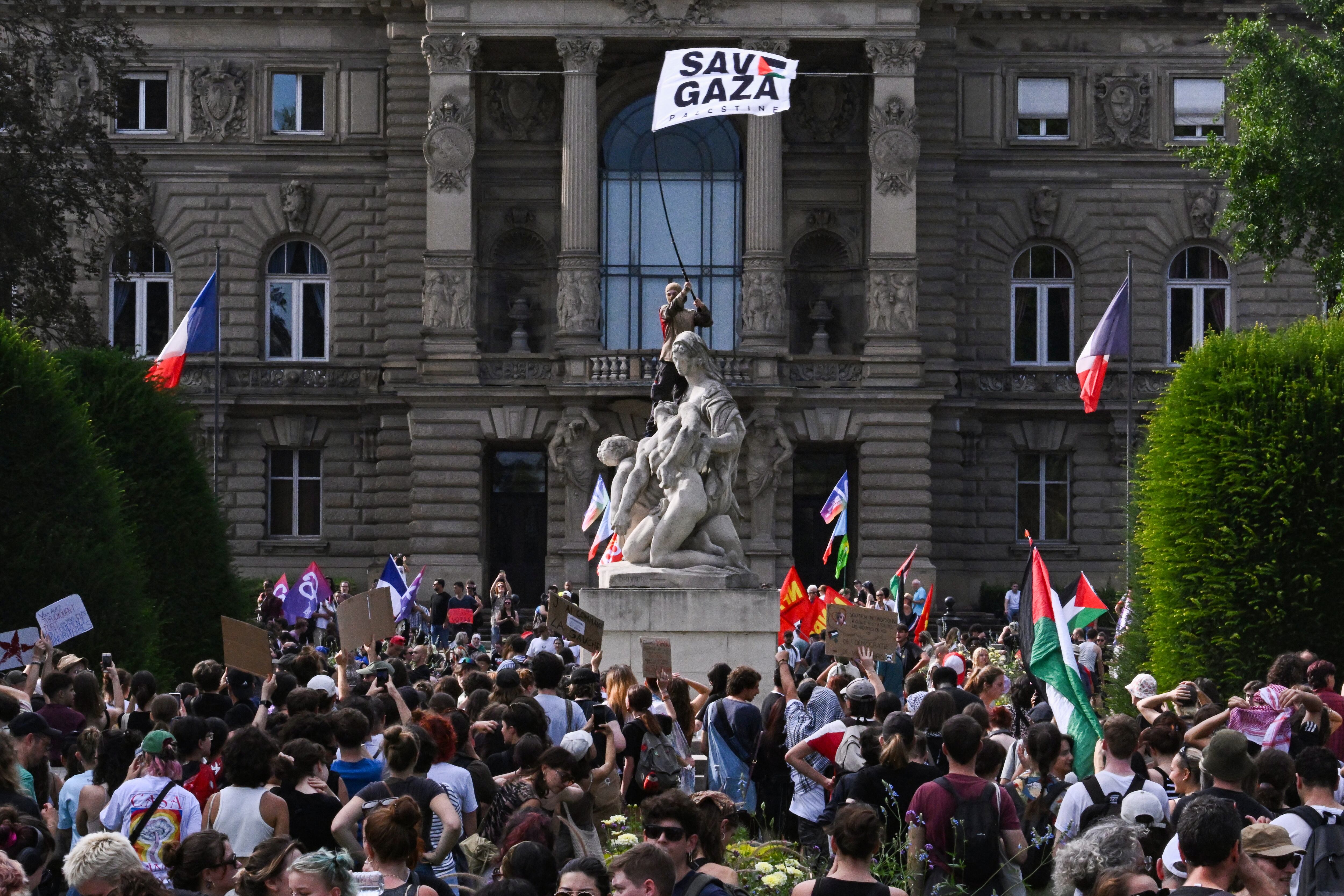 Manifestantes ondean una bandera en manifestación contra el nombramiento del primer ministro de derecha Michel Barnier. (Foto de SEBASTIEN BOZON / AFP)