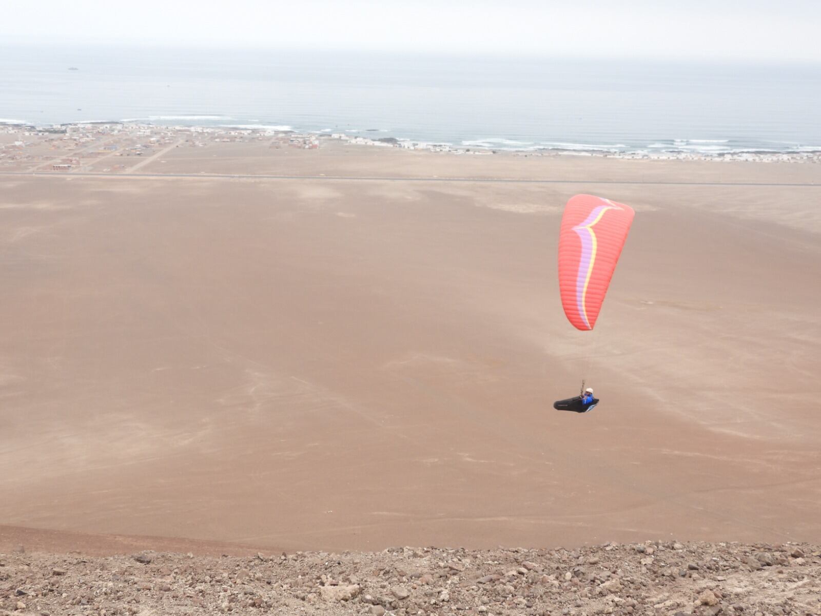 El parapente puede practicarse en el cerro de Tomoyo en el litoral. (Foto: Difusión)