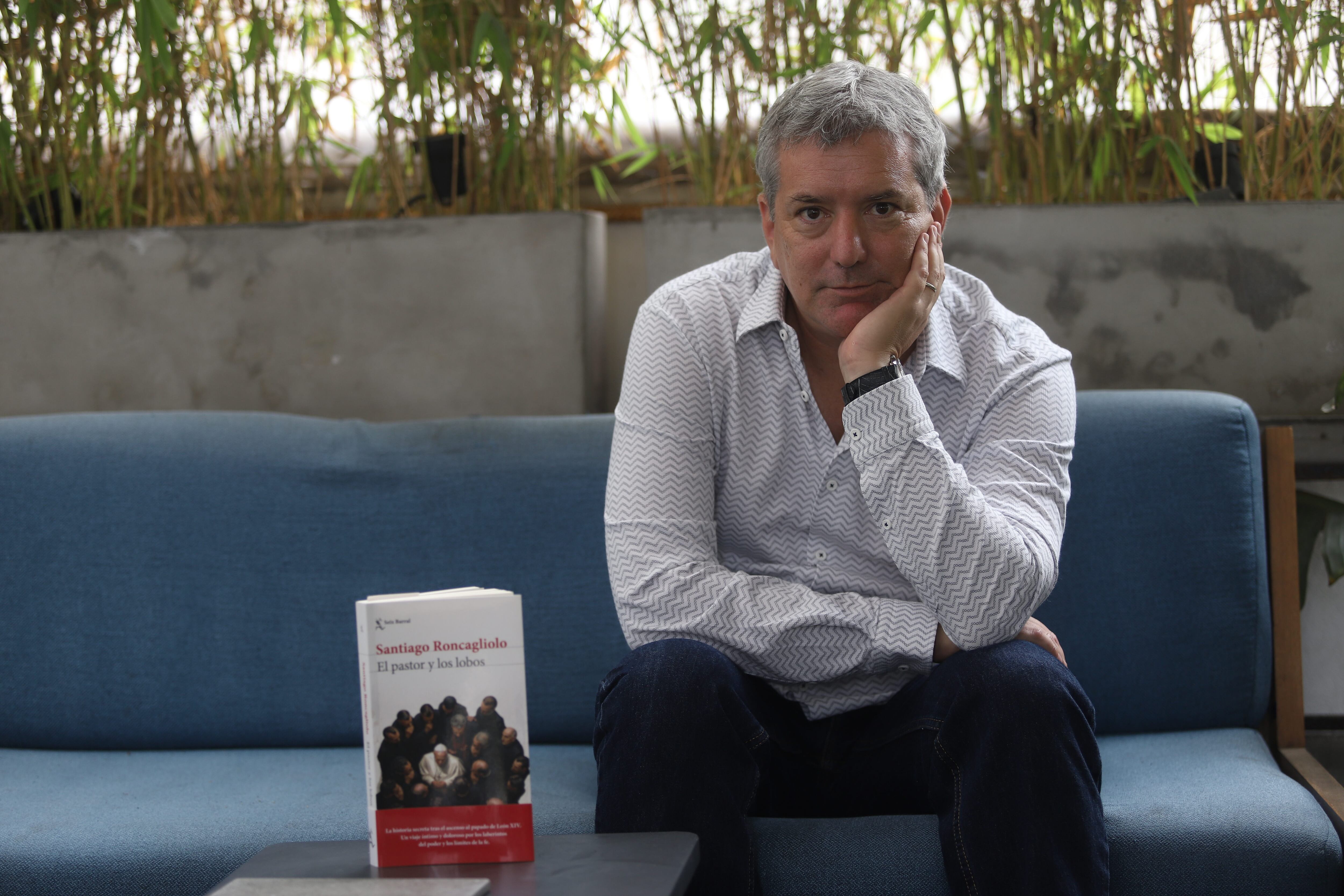 Santiago Roncagliolo presenta la historia secreta tras el ascenson al papado de León XIV en "El pastor y los lobos". Foto: Eduardo Cavero/GEC
