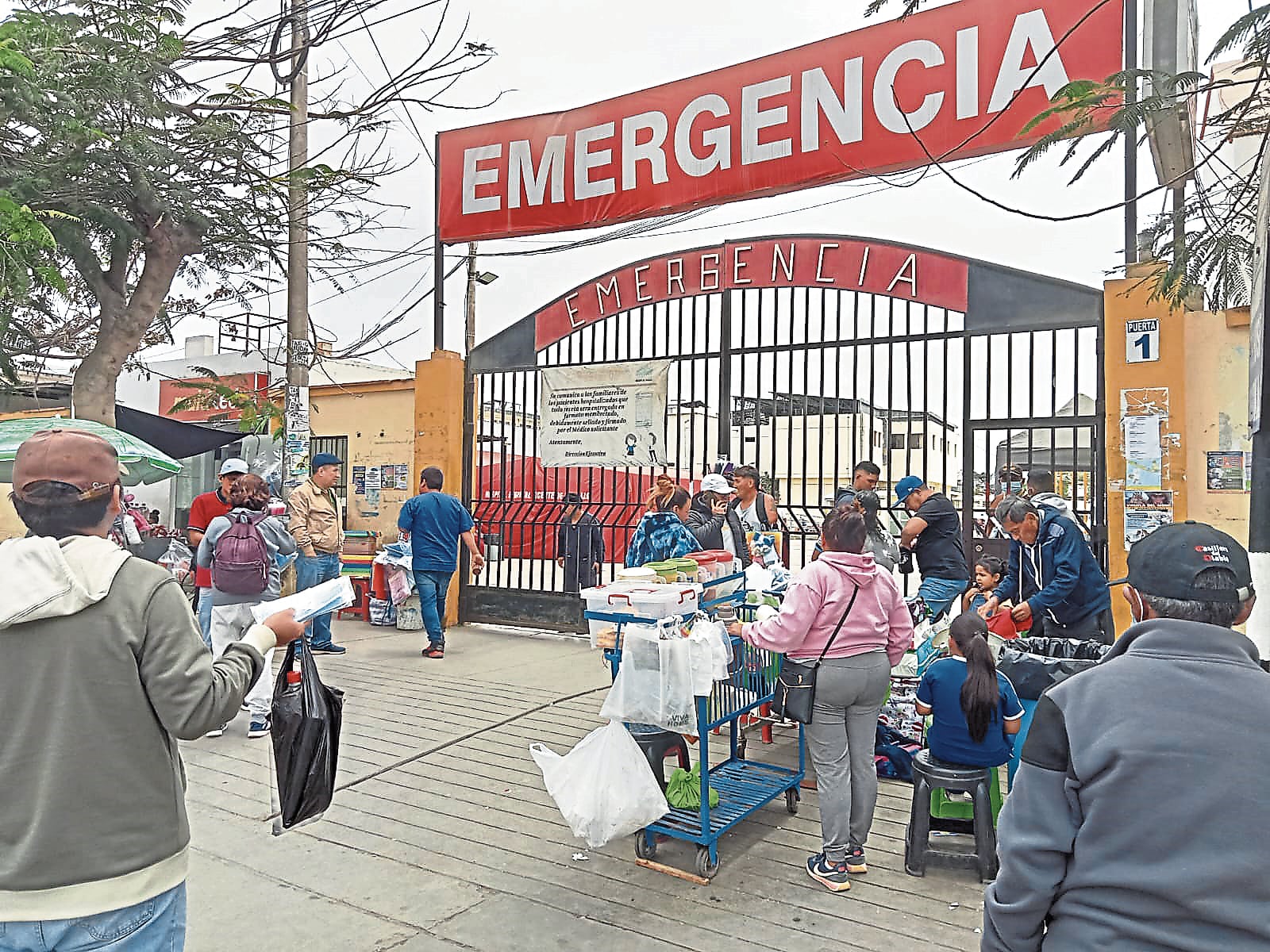 Criminales prendieron fuego al local en donde se encontraba la agraviada. La madre de la víctima pide apoyo y justicia.