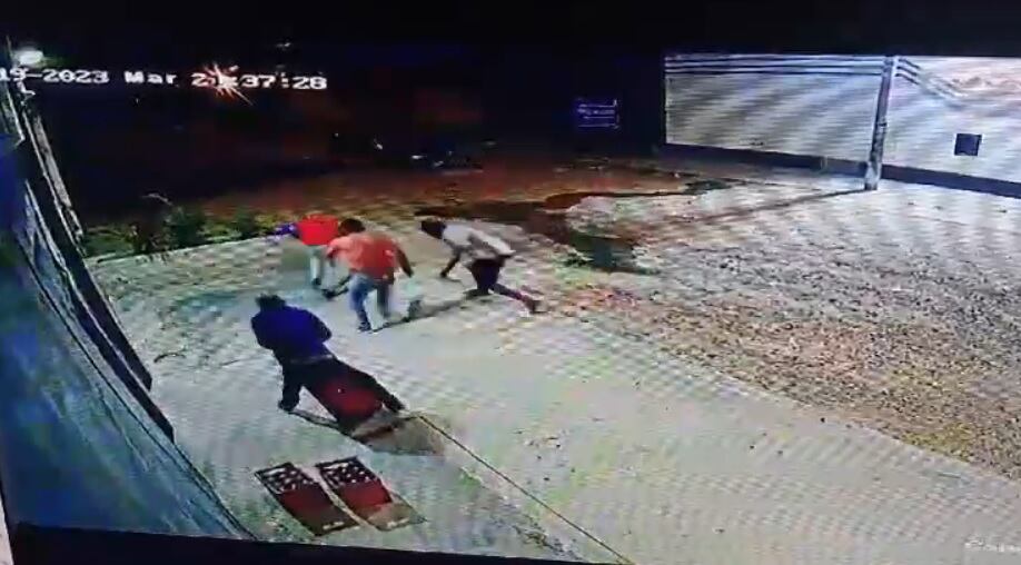 Cámaras de seguridad grabaron momento del ataque de un grupo de personas contra un venezolano