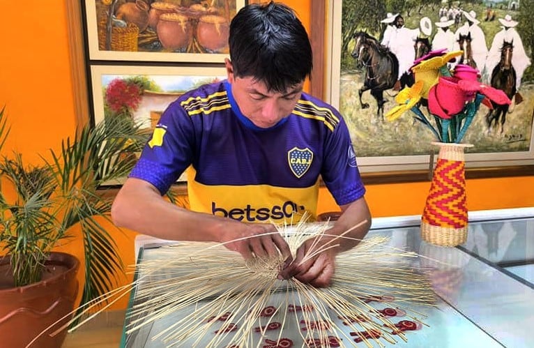 Artesanos varones apuestan por el tejido de una tradición milenaria.