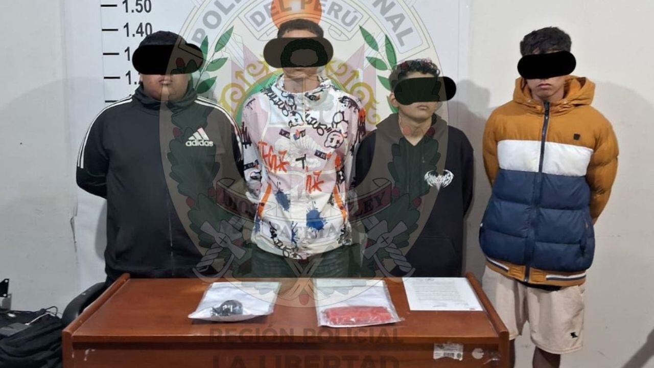 También se les incautó un vehículo con requisitoria y una motocicleta con la serie erradicada.