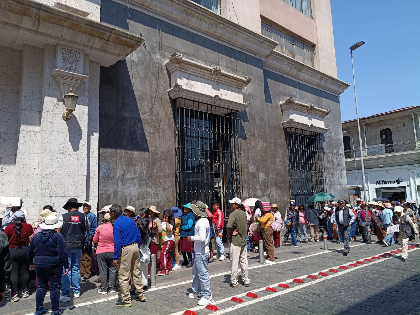 Ciudadanos forman fila alrededor de la manzana de la sede del Reniec, algunos son adultos, gestantes y con hijos en brazo (Foto: Omar Flores/@photo.gec)