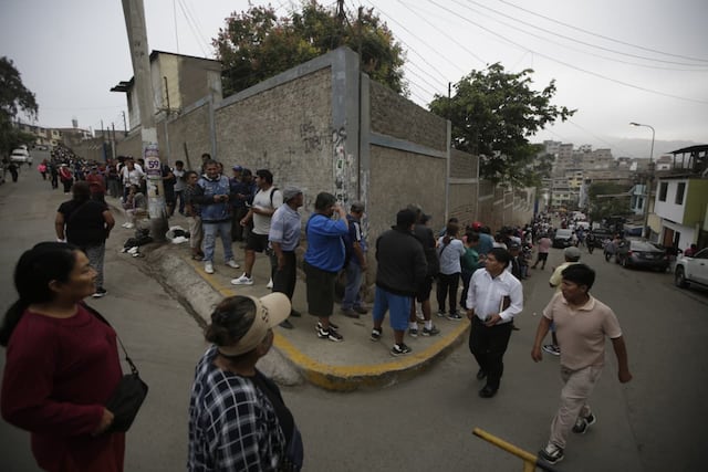 Se apertura las mesas de sufragio en el colegio San Luis Gonzaga de SJM, personas aún tienen quejas por el trabajo del personal de ONPE (Fotos: Julio Reaño/@photo.gec)