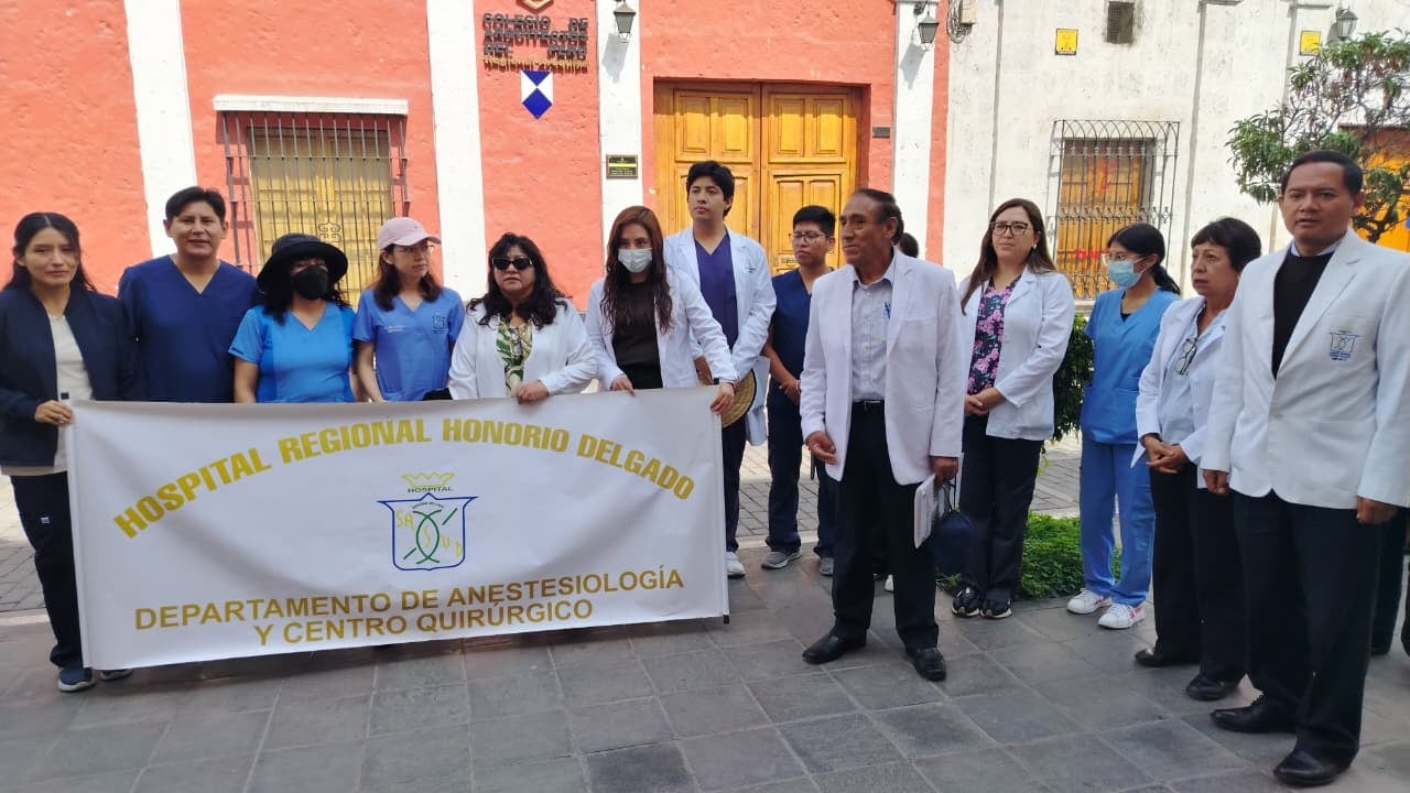 Médicos en huelga, desde los exteriores del Consejo Regional de Arequipa. (Foto: Álvaro Figueroa/@photo.gec)