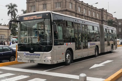 ATU suspende a conductor del Metropolitano que fue grabado mientras usaba su celular cuando manejaba