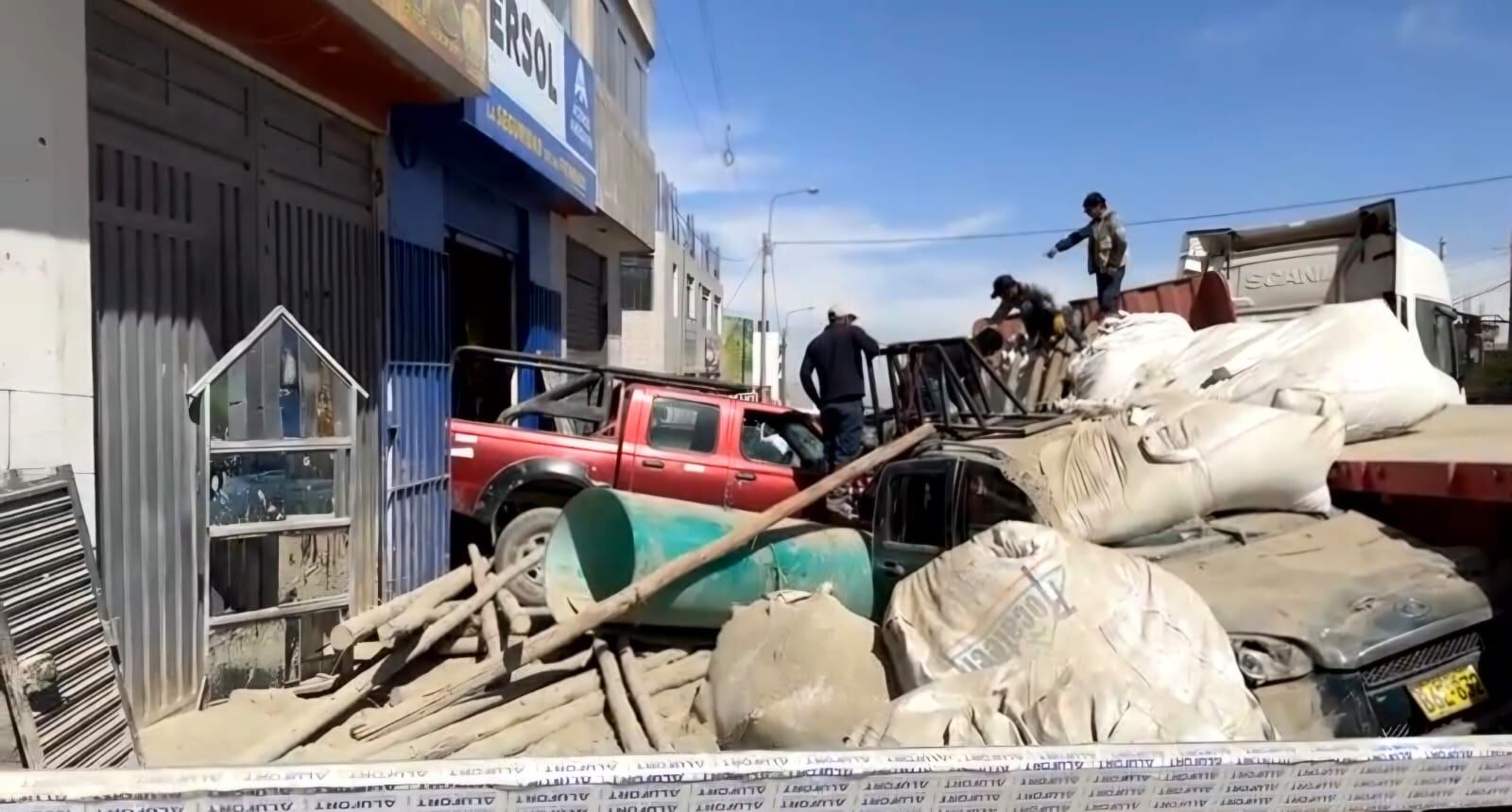 Joven trabajadora salva de morir, luego que le cayera cargamento de cemento, en Cerro Colorado. Foto: GEC.
