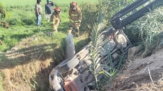 Un muerto en choque de camioneta contra camión y caída por una pendiente