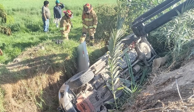 Vehículo quedó sobre una acequia tras el choque y despiste
