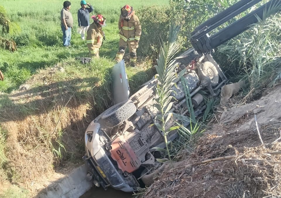 Vehículo quedó sobre una acequia tras el choque y despiste