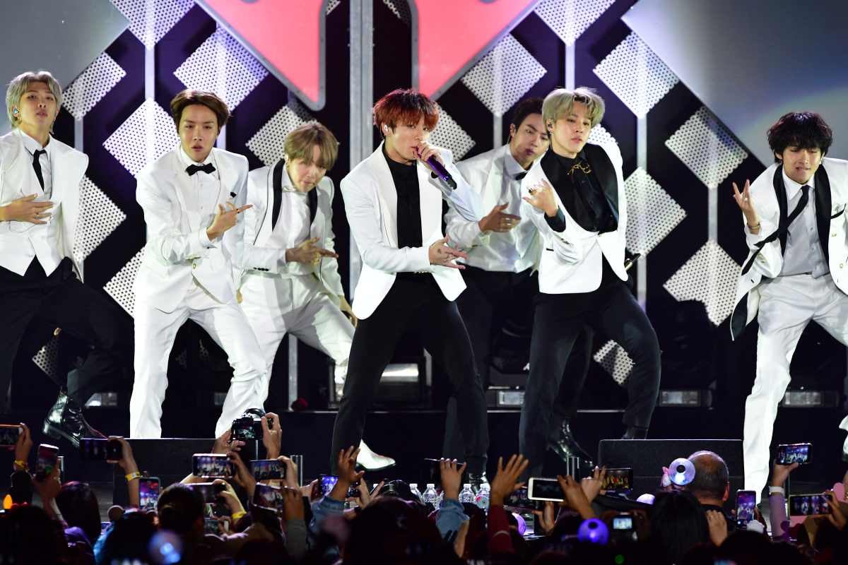 RM, Jin, SUGA, J-Hope, Jimin, V y Jungkook arribaron a Lima tras presentarse en Bogotá. La banda ofrecerá por primera vez tres conciertos en Perú como parte de su gira Arirang.