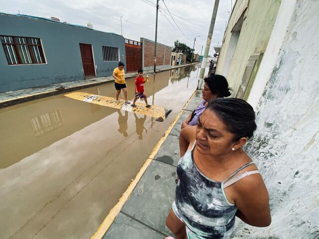 Riachuelos se formaron en las calles de Santiago de Cao. (Foto: Randy Reyes)