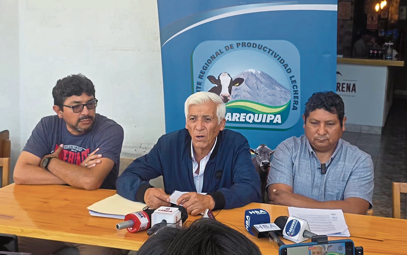 Productores lecheros de Arequipa solicitaron ayer la destitución del presidente del Comité Regional de Productividad Lechera (Foto: Omar Cruz/@photo.gec)