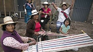 "Ayo Teje": El libro que relata historias de las tejedoras de Ayo