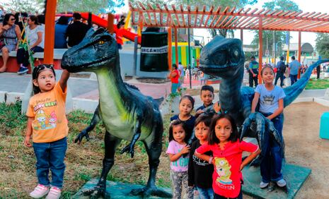 Inauguran moderno parque temático con figuras de dinosaurios, en Piura