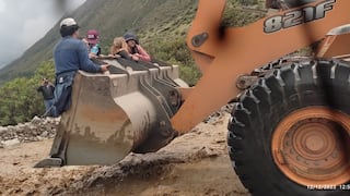 Turistas son auxiliados en cargador frontal tras huaico en Cusco (VIDEO)