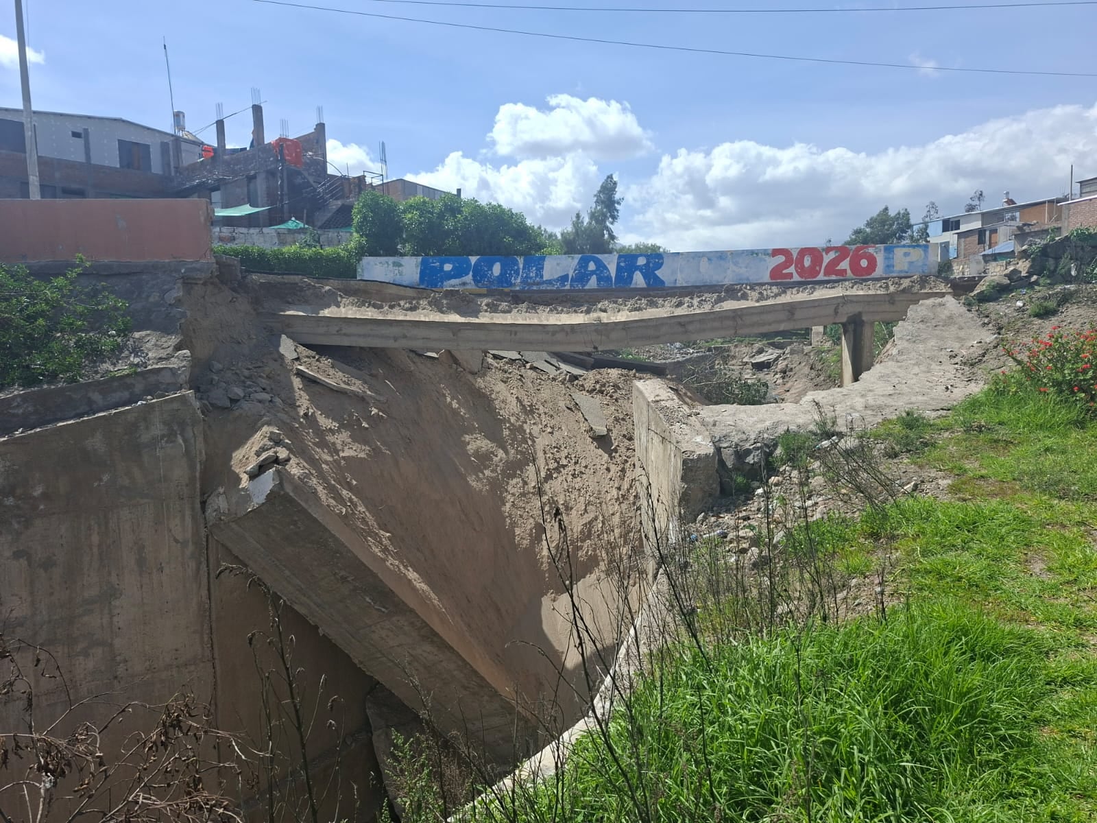 Colapsó puente en el distrito de Cayma. Foto: HBA.