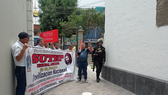 Docentes fueron retirados del local del Subcafae en Arequipa. (Foto: Yorch Huamaní)