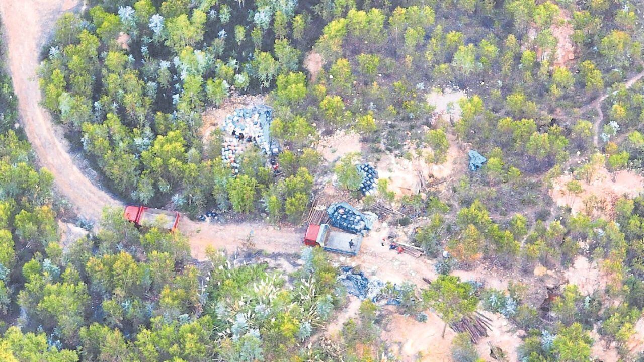 Autoridades vecinales denunciaron que continúa extrayéndose mineral y que incluso ha aumentado el tránsito de vehículos.