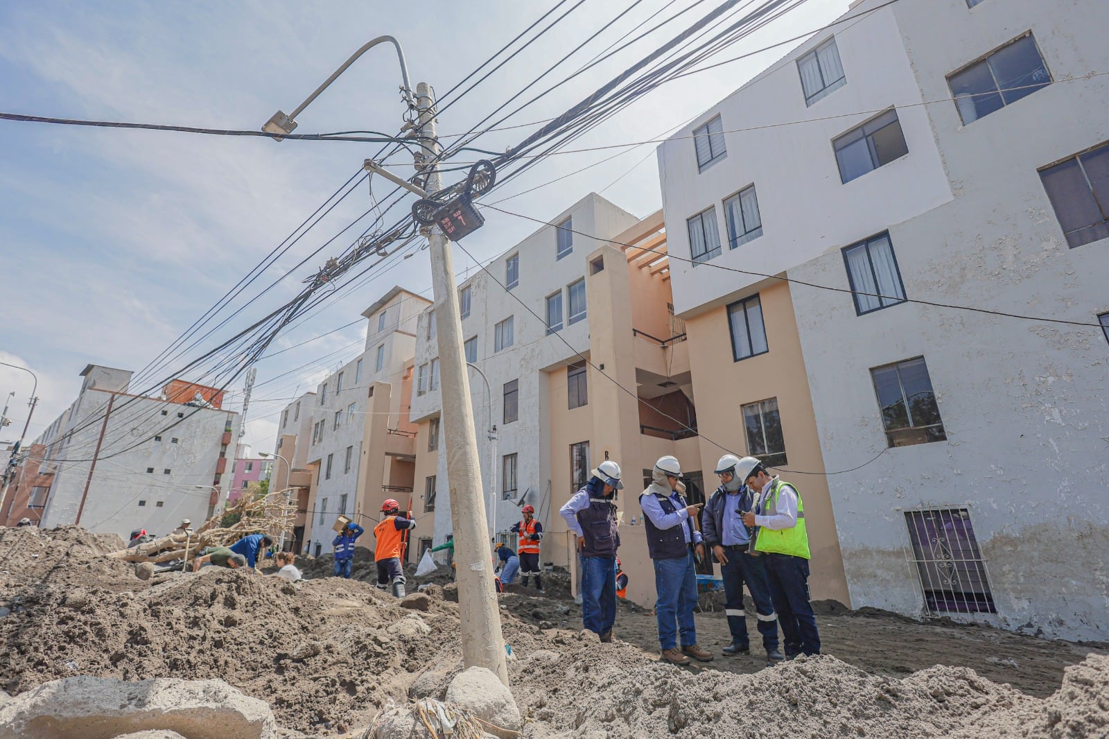 Postes en riesgo por la erosión de tierra (Foto: Seal)