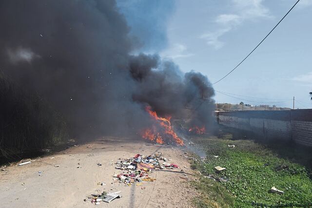 La quema de basura es una práctica frecuente cerca a las áreas naturales.