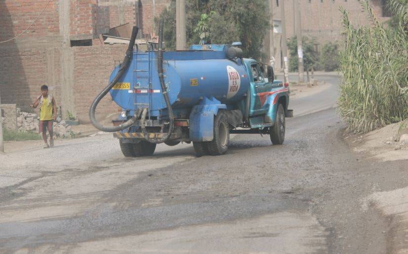 Miles de personas en zonas periurbanas de las grandes ciudades carecen de los servicios de agua y saneamiento, lo que aumenta la pobreza multidimensional. (Foto: USI)