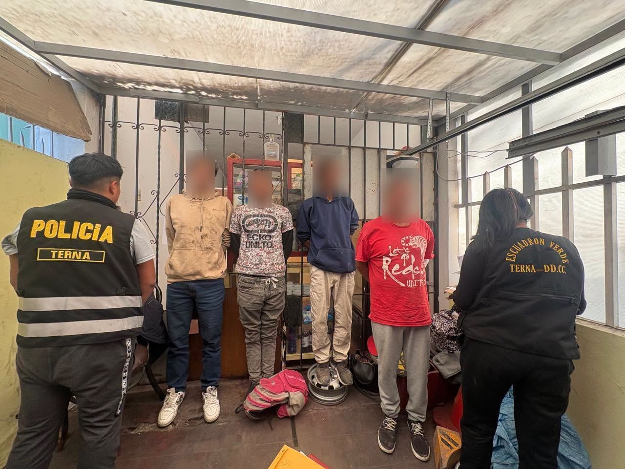 Tres de los detenidos son peruanos y uno de ellos es extranjero (Foto: PNP)
