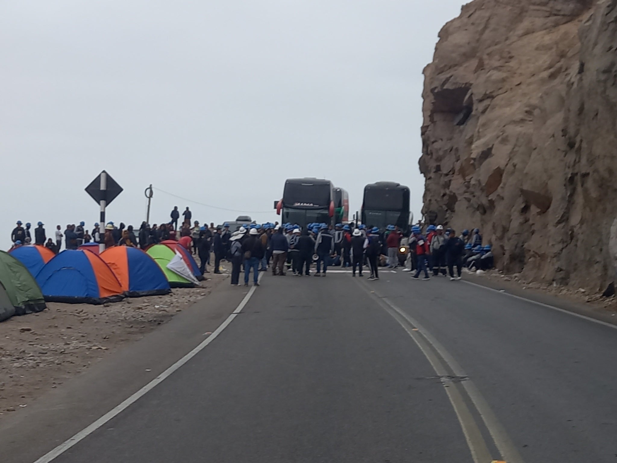 Bloqueo de mineros informales en Ocoña, Camaná. Foto: Radio Ocoña Super Stereo 98.5 Fm.