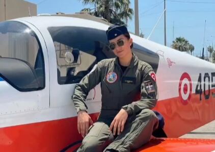 Joven piloto junto a aeronave KTP, modelo que piloteaba cuando desapareció sobre el mar de Pisco. Foto: archivo familiar